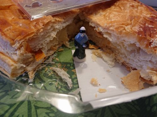 フランス語圏で主に食されるガレット・デ・ロワ。アーモンドペーストで、中には小さな人形が。