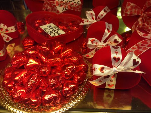 ２月前半から、店頭にチョコとぬいぐるみ、花束が並ぶ