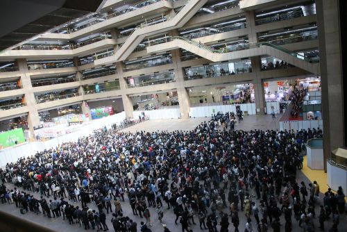 入場を待つ来場者（２月４日午後１時３０分ごろ）