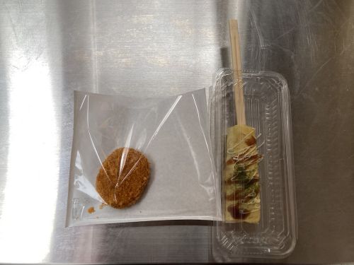 試食したカレーコロッケ(左)とdondon焼き(右)