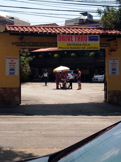 ドライブスルーの幕がかけられてたサンパウロ市内のレストランの駐車場
