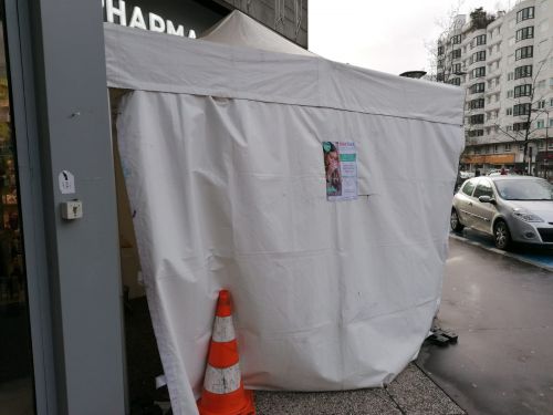 今、パリの薬局の前にテントが設置されている、中には何が？（パリ20区で撮影）