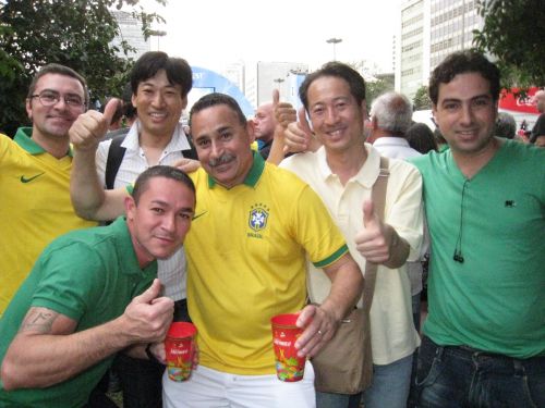 ２０１４年のＷ杯ブラジル大会では日伯両国サポーターが相互に触れ合い、親善を深めた（サンパウロ市の応援会場広場で）