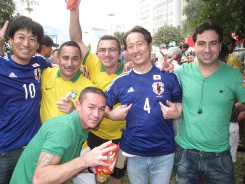 2014年のW杯ブラジル大会では日伯両国サポーターが相互に触れ合い、親善を深めた(サンパウロ市の応援会場広場で)