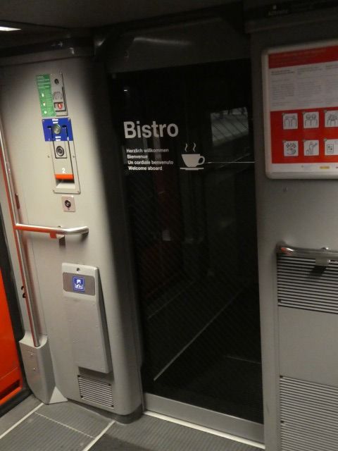 スイスの列車内にある食堂車も、長らく休業中