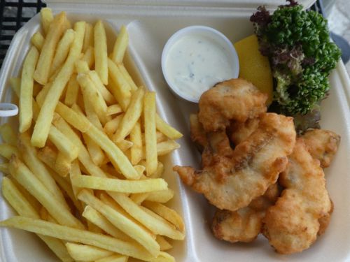 今日のテイクアウトはこんな感じ。フライドポテトとザンダー(パイクパーチ)という淡水魚のフリット。お値段18スイスフラン(約2130円)也。
