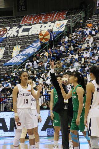 ティップオフセレモニーを行う衛生福利部の陳時中部長(右から3人目)