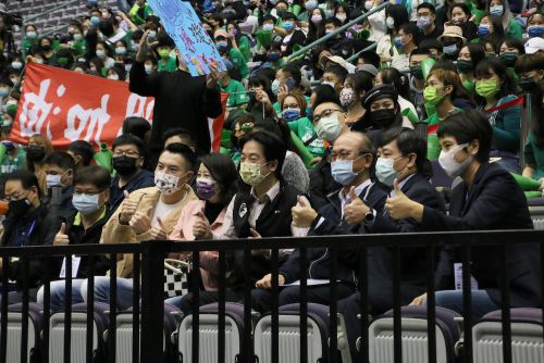 女子3位決定戦を観戦する頼清徳副総統(最前列右から4人目)
