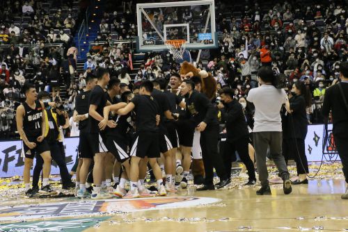 男子決勝の優勝が決まった瞬間の様子