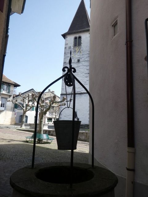 教会のある広場近くの路地には、昔使われていたであろう井戸とバケツが