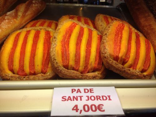 カタルーニャ地方の祭日に登場する地方旗を真似たパン