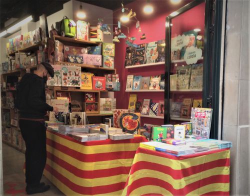 市内のすべての書店店頭にサンジョルディとドラゴンの伝説の本が並ぶ。