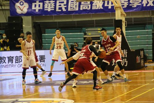 高校生の選手と混じってプレーする芸能人選手