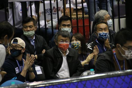 男子決勝を視察した柯文哲台北市長（中央の赤いマスクの男性）