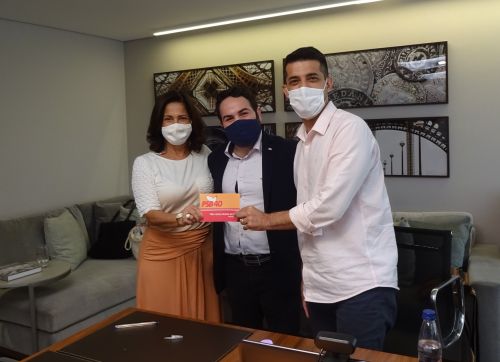 PSB(ブラジル社会党)の党員に署名したアブドゥルさん(中央)とルシア・フランサさん、カイオ・フランサさん