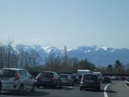 例年よりはやや少なめ?それでも春休みはこのように渋滞に。