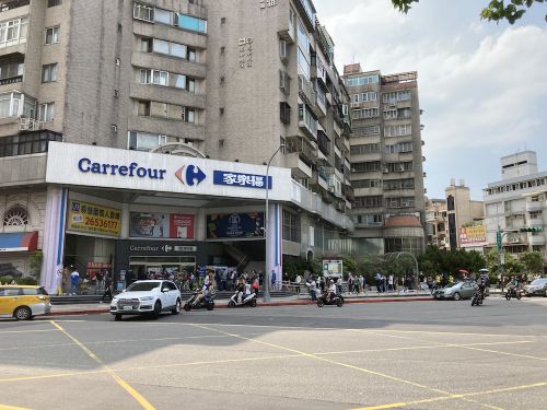 台北市内にあるカルフールの入口(5月15日)