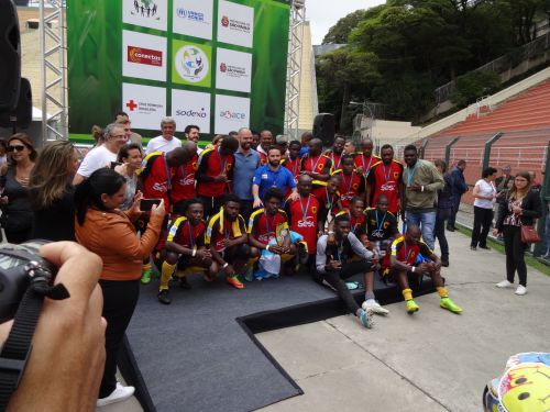 2018年のブラジル難民サッカーワールドカップを訪問して準優勝のアンゴラチームと記念撮影するブルーノ・コバス氏