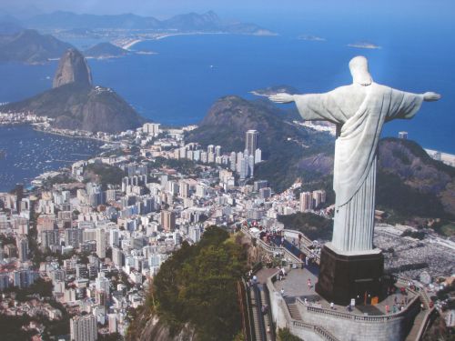リオのキリスト像と奇岩ポンデアスーカル（リオ市観光局提供）
