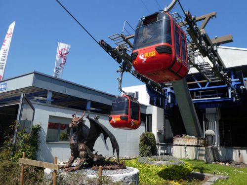クリエンス駅から、次々と小さなケーブルカー(4人乗り)が上がっていきます。ドラゴンも歓迎