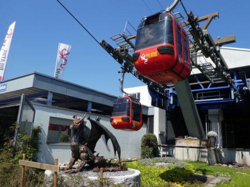 クリエンス駅から、次々と小さなケーブルカー（４人乗り）が上がっていきます。ドラゴンも歓迎