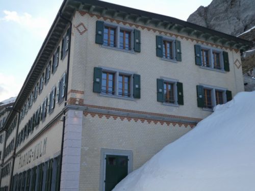 部屋の窓が半分雪で埋まっていたのは、この何メートルも積もった雪のせい!