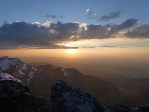 ピラトゥスの山頂で眺める夕日は、どことなく神秘的