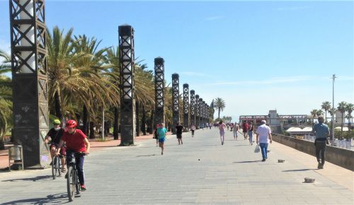 ここは、砂浜を見下ろせる散歩やランニング可能な広い歩道