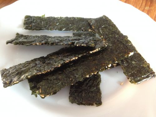 味海苔に玄米を挟んだ「おつまみ」一袋20g1.5ユーロ(約200円)