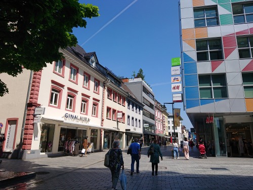 現在は不要不急の店舗へも、簡易テストなしで入れるように