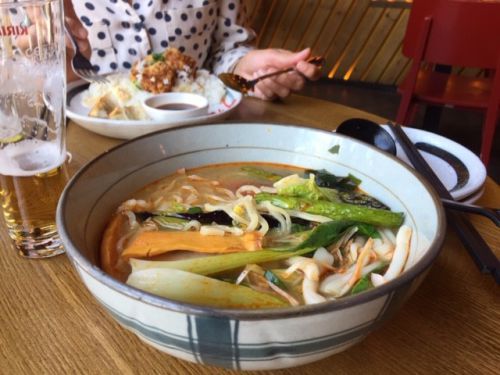 餃子から揚げ9・8ユーロ、スパイシーラーメン10ユーロ