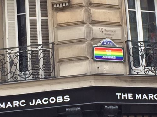 パリ市内の通りの名称を示すプレートまで虹色に！