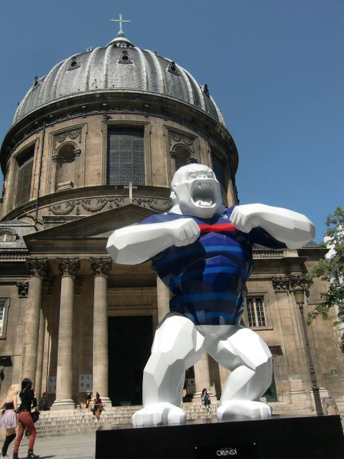 コングFrance EURO 2020 Homeのユニフォーム。アサンプシオンのノートルダム教会の前にて