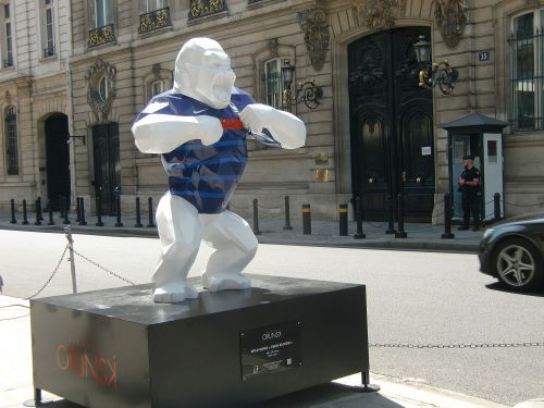 FranceEURO2020Away の ユニフォーム フォーブル・サントノーレ通りにて