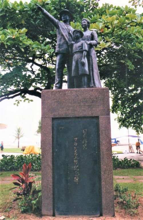 サントス海岸に建つ「日本移民ブラジル上陸記念碑」