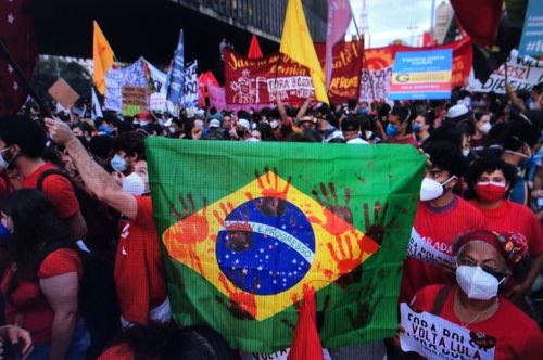 ６月１９日にサンパウロ市で行われたデモ（ＴＶグローボテレビ中継サイトから）