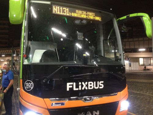 乗車料金は格安飛行機よりも安価だ。バカンス時期なのにバルセロナ―パリ間で3000円しなかった