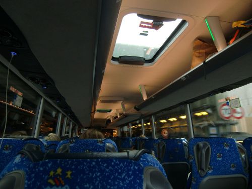 車内上部の荷物置き場は、意外と広い