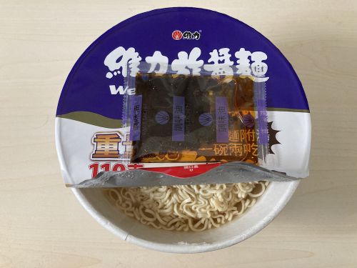 その前に麺が入ったカップにお湯を入れます