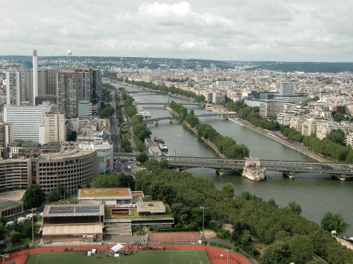 セーヌ河を中心に左が15区、右に高級住宅街の16区が一望だ