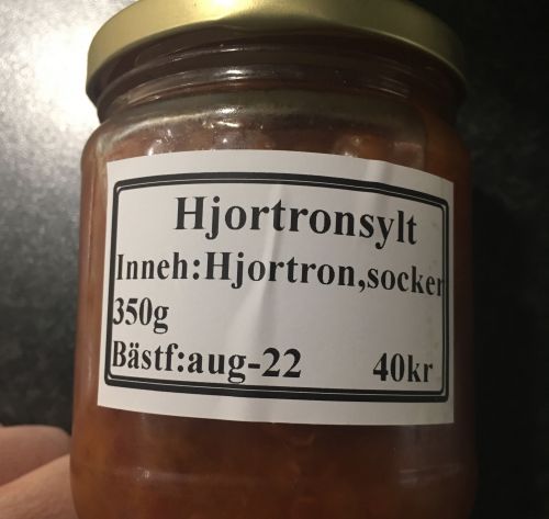 地元ベリー「hjortron（ホロムイイチゴ）」のジャム。最も高価な種類のベリーですが、40kr（約550円）比較的お手頃価格で入手