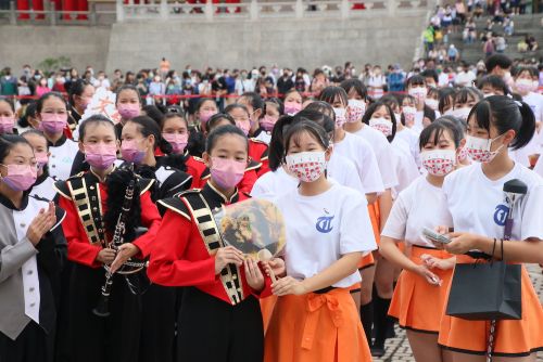 京都橘高校（右）と曉明女中（左）の代表者による記念品贈呈
