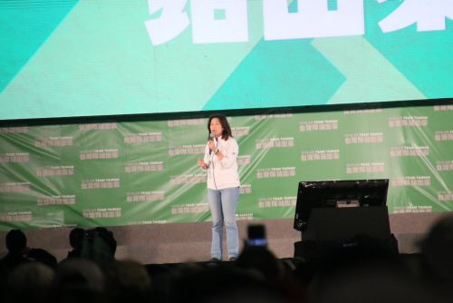 12月17日の集会で演説する林靜儀氏
