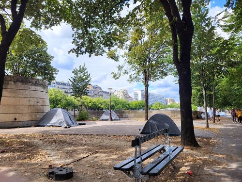 バスティーユ大通りとパリ・アーセナルのマリーナの間に点在するテント 