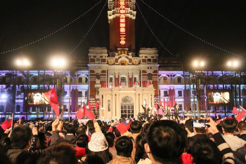 総統府前の国旗掲揚式典の様子