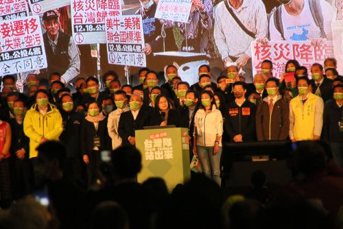 12月17日の説明会で最後に演説を行う蔡英文総統(演台の前)