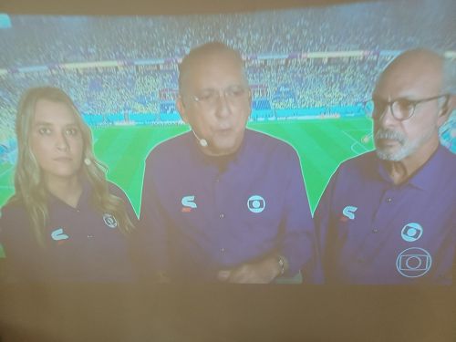 有名なスポーツアナウンサーのガルボン・ブエノ氏(中央、「TVグロボ」の画面から)