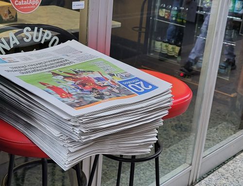 翌日 12月2日 カフェの店頭に置かれた新聞。