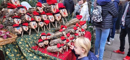 かわいいカガチオたちは、バルセロナ市場の主人公