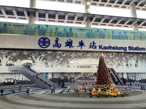 鉄道とMRTの高雄駅より